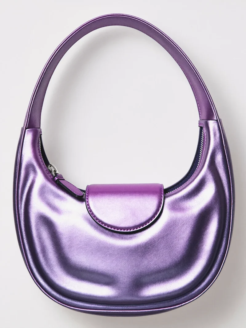 Ilustrace: koncept kompaktní půlměsícové tašky crossbody